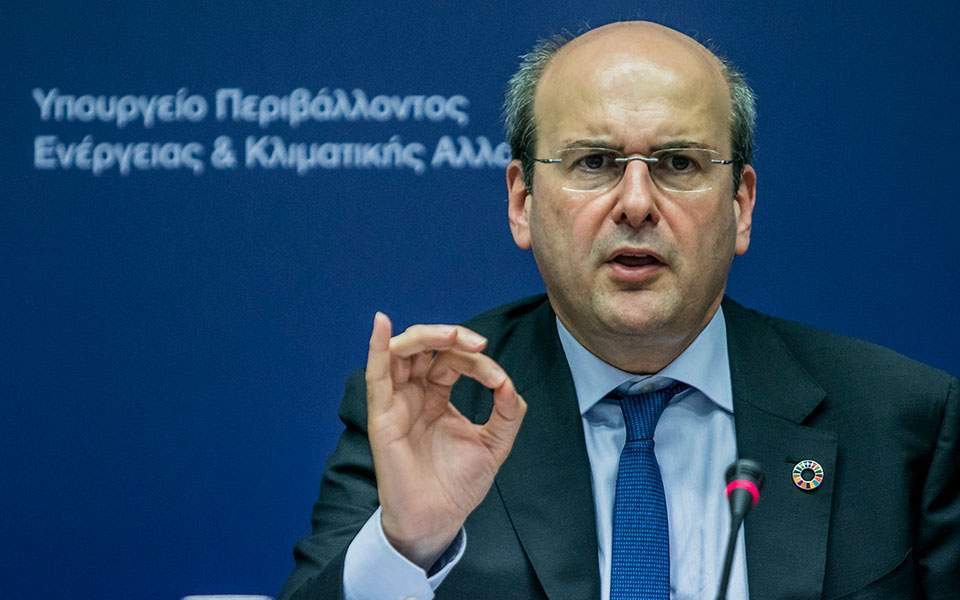 Ο Χατζηδάκης «σηκώνει το γάντι»