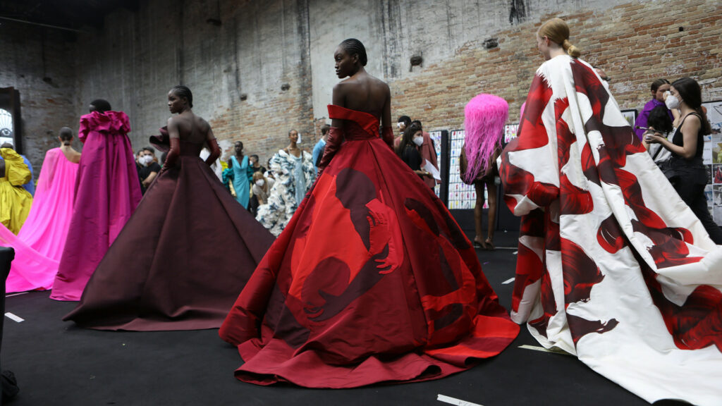 Ο Dior ζητά 100.000 ευρώ από τον Valentino
