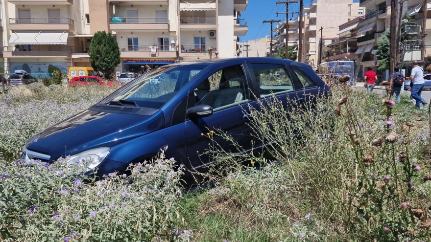 Θεσσαλονίκη: Αυτοκίνητο έπεσε πάνω σε στάση του ΟΑΣΘ - Τραυματίες τρία ανήλικα παιδιά