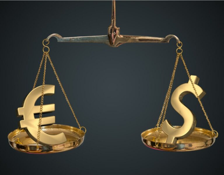 Ευρω: Yποχώρησε κάτω από το δολάριο, για πρώτη φορά σε 20 χρόνια