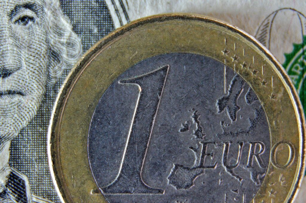 Reuters: Τι σημαίνει για την οικονομία η ελεύθερη πτώση του ευρώ
