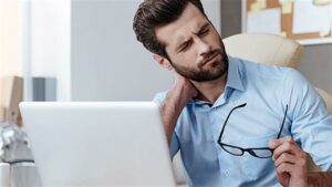 Ευθειασμός στον αυχένα: Tι είναι και τι μπορώ να κάνω γι' αυτό;
