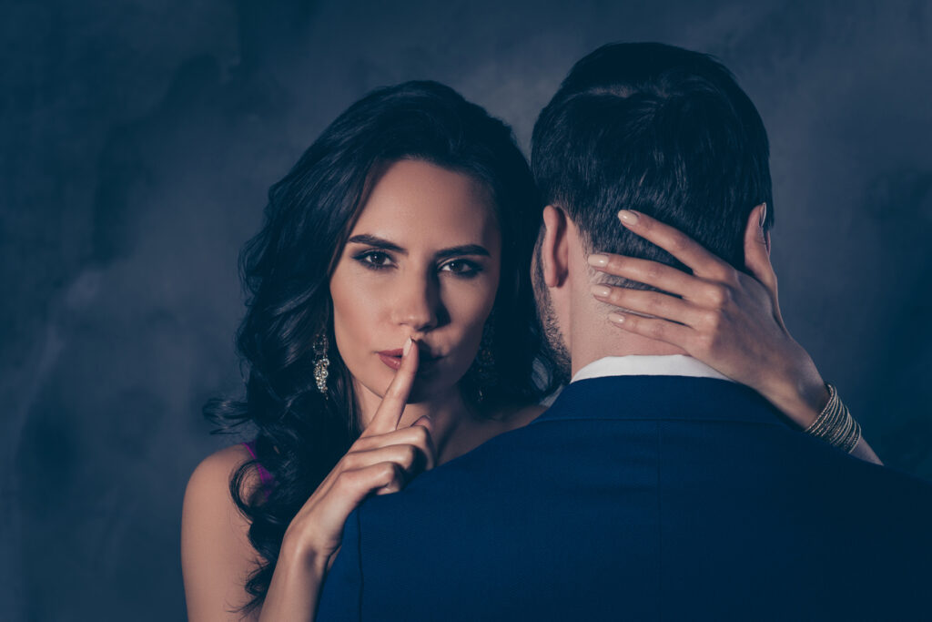 «Τι σου κάνω μάνα μου…»! Σαν τον Π. Χαϊκάλη στο «safe sex»! Ο «τεχνοκράτης» υπουργός που την βρίσκει μέσω FaceTime και ο συνάδελφος του με τη ροπή στα σκυλάδικα και τις τραγουδιάρες!