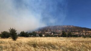 Φωτιά στην Φέριζα Σαρωνικού - Μήνυμα εκκένωσης από το 112