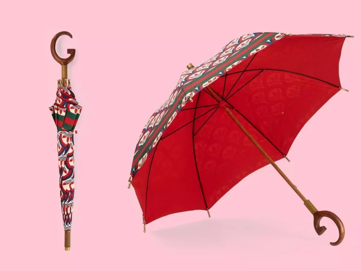 Το τερμάτισε η Gucci: Η ομπρέλα των 1.560 ευρώ που δεν προστατεύει από τη βροχή