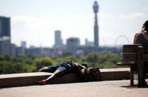 Ο Καύσωνας ζεματάει την Ευρώπη: Το Λονδίνο πιο ζεστό και από τη Σαχάρα