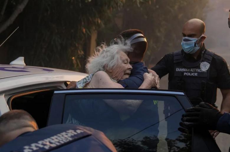 Associated Press: Η φωτιά στην Πεντέλη