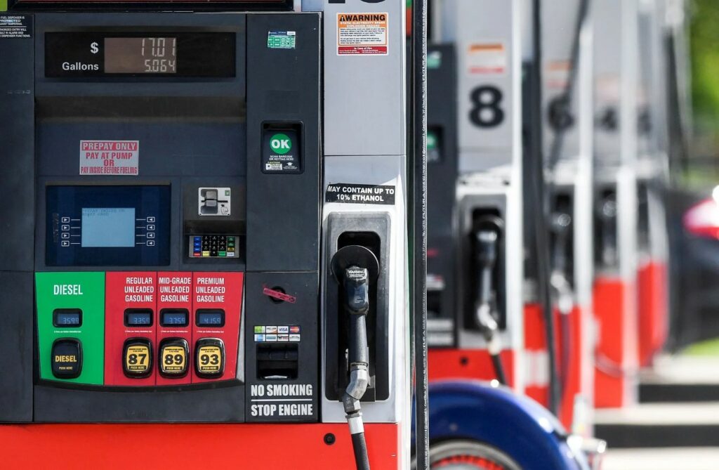 Βενζίνη: Πόσο αυξήθηκε η τιμή της – Πόσα λίτρα αγοράζουμε με έναν μέσο μισθό σε κάθε χώρα