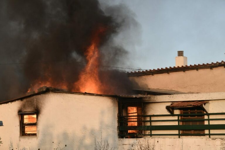 Αυτοκτόνησε 84χρονος στην Ανθούσα όταν το σπίτι του περικυκλώθηκε από τις φλόγες