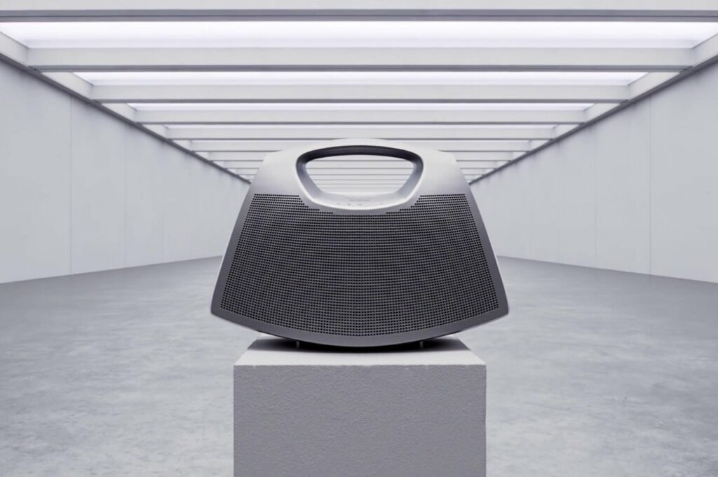 Balenciaga: «The Speaker Bag» τσάντα και φορητή συσκευή ήχου, ταυτόχρονα