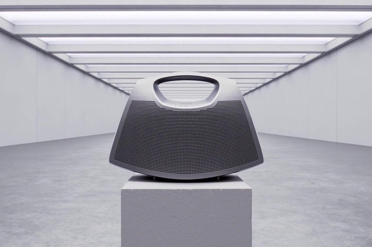 Balenciaga: «The Speaker Bag» τσάντα και φορητή συσκευή ήχου, ταυτόχρονα