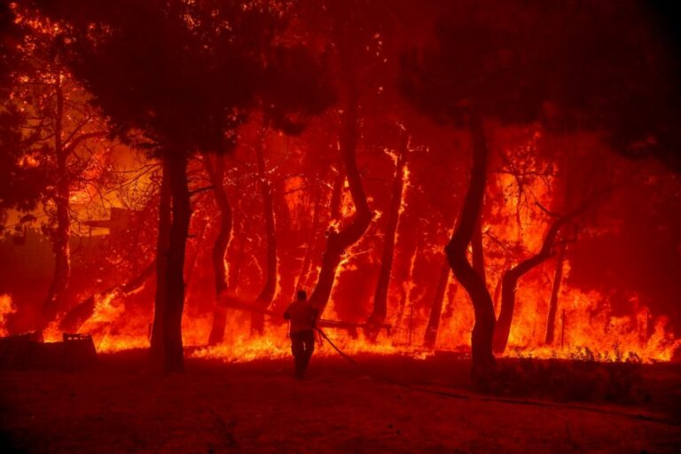 Διεθνή ΜΜΕ γράφουν για τη μεγάλη φωτιά στη Λέσβο - Ώρες αγωνίας για τους κατοίκους του νησιού