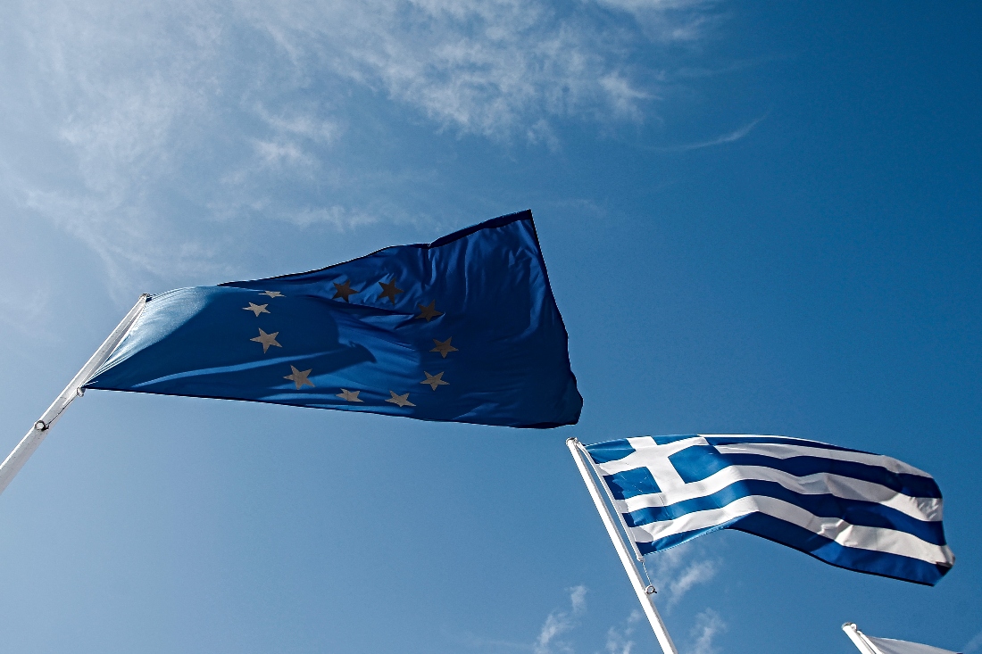 Σημαίες Ελλάδας και Ευρωπαϊκής Ένωσης.