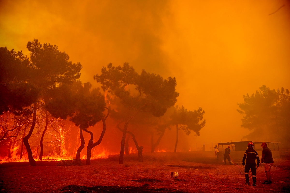 Πέμπτη μέρα της πυρκαγιάς στο Εθνικό Πάρκο Δαδιάς-Η φωτιά οδηγείται νότια-Προληπτική απομάκρυνση λίγων ατόμων από το χωριό Λευκίμη