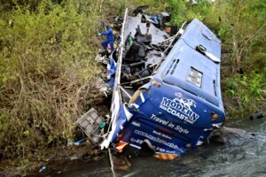 Κένυα, 33 άνθρωποι σκοτώθηκαν όταν λεωφορείο έπεσε από γέφυρα.