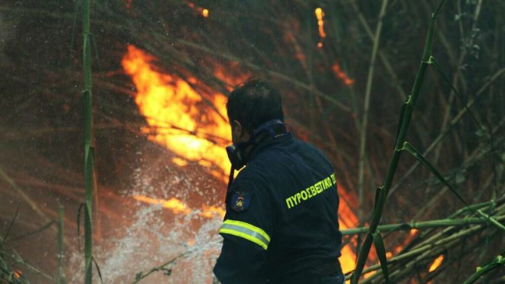 Χαϊδάρι: Μεγάλη φωτιά κοντά σε σπίτια στην περιοχή Κουνέλια