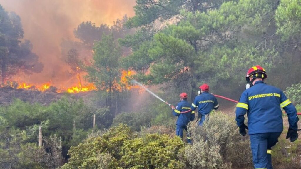 Εκκενώνεται το χωριό Βρίσα