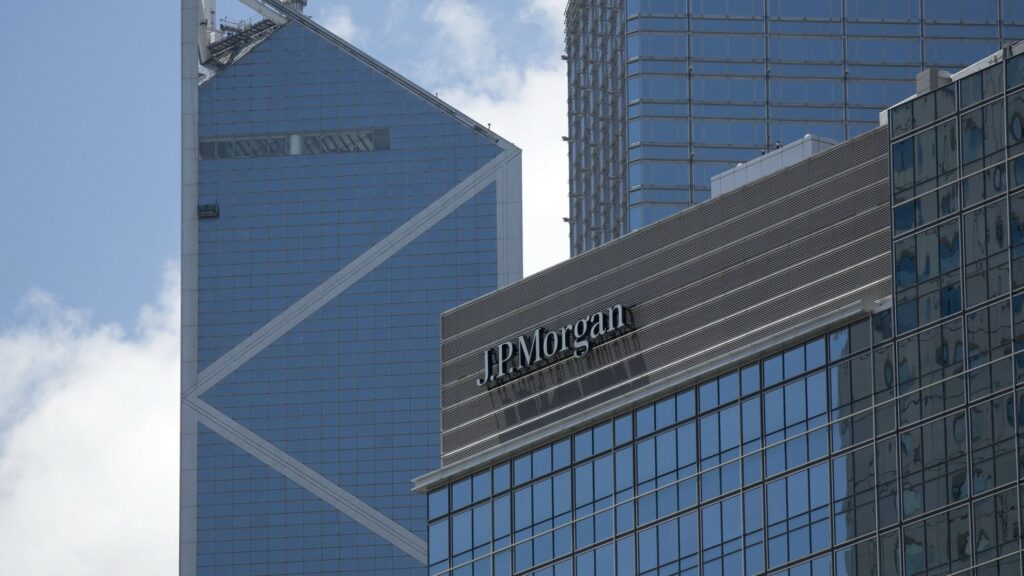 JP Morgan: Ανάπτυξη 3,5% το 2022 στην Ελλάδα - Δεν βλέπει φέτος εκλογές στη χώρα μας