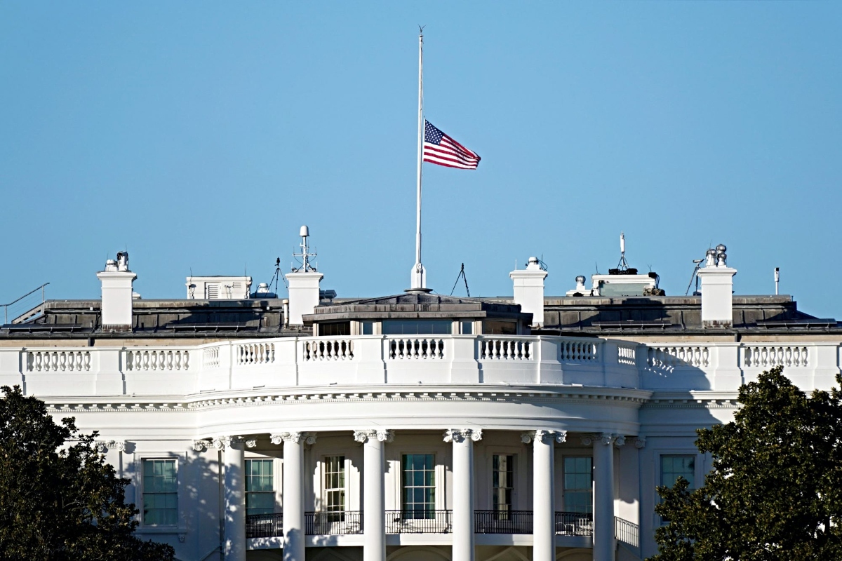 Μεσίστια η σημαία στον Λευκό Οίκο, Ηνωμένες Πολιτείες Αμερικής.