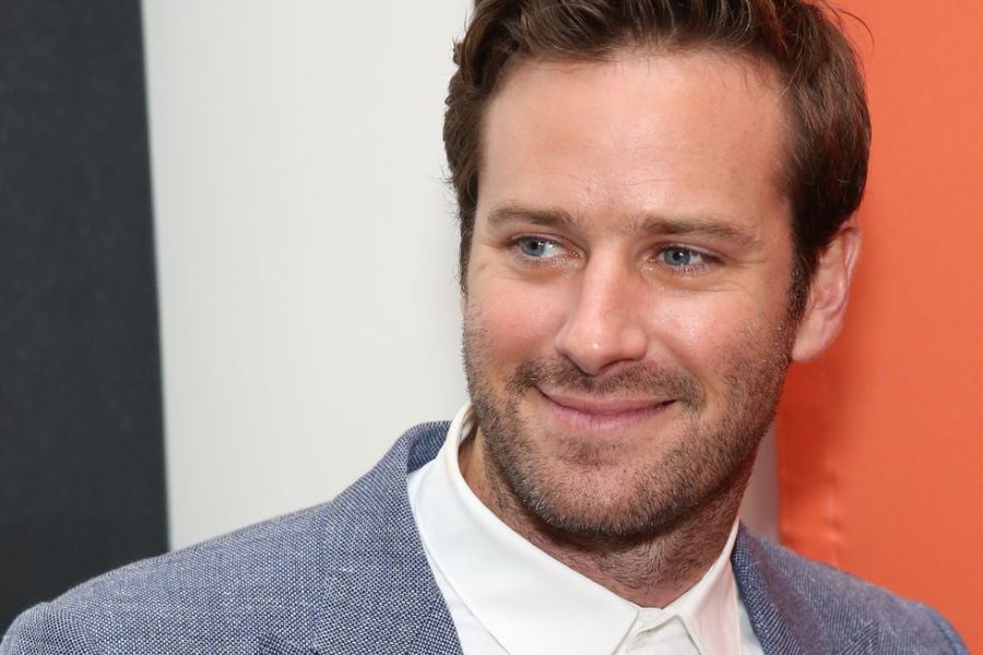 Ο Armie Hammer από «αστέρας του Hollywood»... εργάζεται πλέον ως υπάλληλος σε θέρετρο