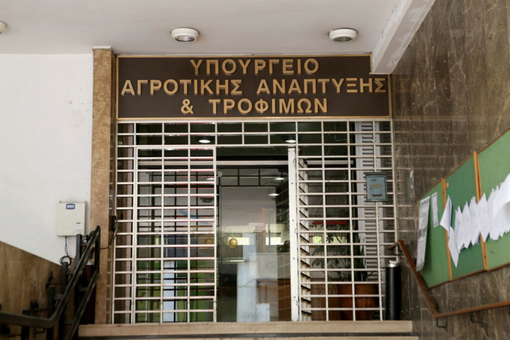 λαθρεμπόριο λιπασμάτων Το «μεγάλο κόλπο» με το λαθρεμπόριο Ρωσικών και κλεμμένων λιπασμάτων που εισάγονται μέσω Σερβίας - Τουρκίας και βαφτίζονται ως Ελληνικά, με την ένοχη ανοχή (γυναίκας υπαλλήλου;) του Υπ. Αγροτικής Ανάπτυξης!