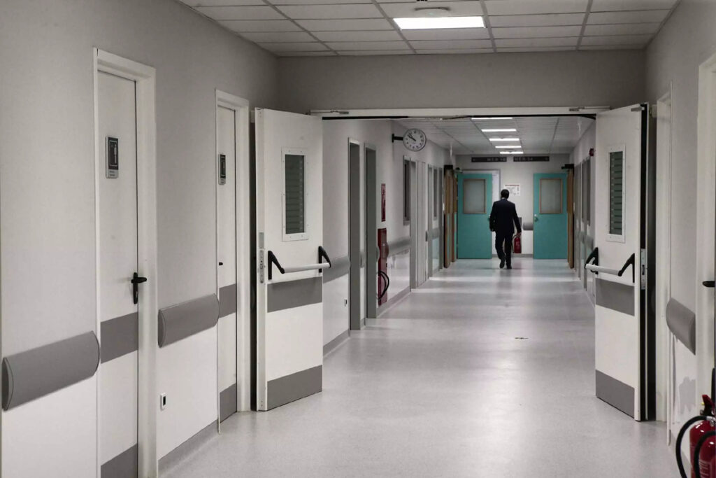 Από ημέρα σε ημέρα αναμένεται να εκδοθεί η Κοινή Υπουργική Απόφαση (ΚΥΑ) που θα καθορίζει τις λεπτομέρειες για τη λειτουργία των απογευματινών χειρουργείων στο ΕΣΥ, τα οποία, σύμφωνα με την πολιτική ηγεσία του υπουργείου Υγείας, θα ξεκινήσουν εντός του Μαρτίου.