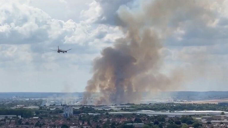 Βρετανία: Μεγάλη φωτιά κοντά στο αεροδρόμιο Heathrow