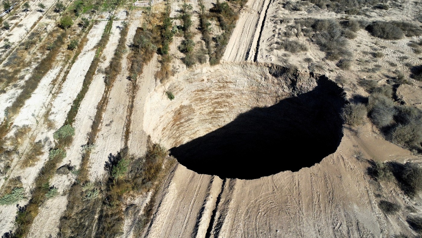 Χιλή: Μυστηριώδης «μαύρη τρύπα» εμφανίστηκε ξαφνικά στο έδαφος