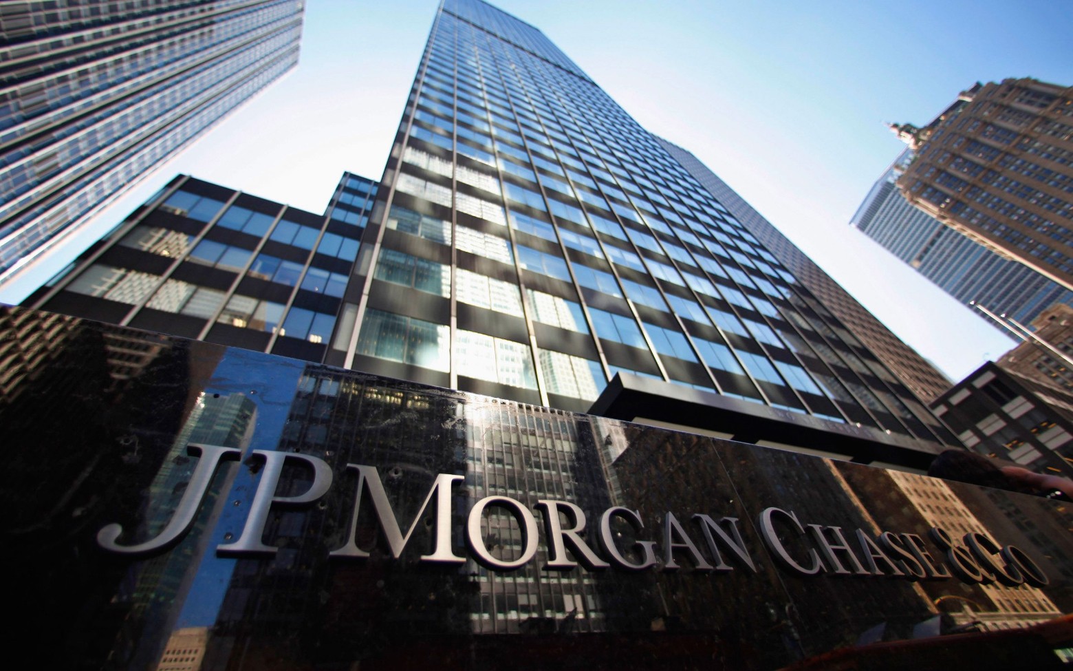 Γιατί η JP MORGAN βλέπει ισχυρή ανάκαμψη στις ελληνικές τράπεζες με ισχυρό μομέντουμ εσόδων