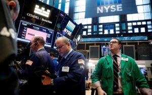 Wall Street: Βαριές απώλειες για τους δείκτες – Σε υψηλό 16 ετών το αμερικανικό 10ετές