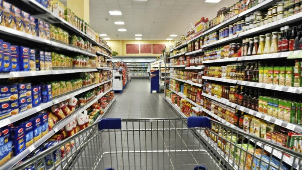 Bασικά είδη και λιγότερα τρόφιμα αγοράζουν οι Έλληνες καταναλωτές