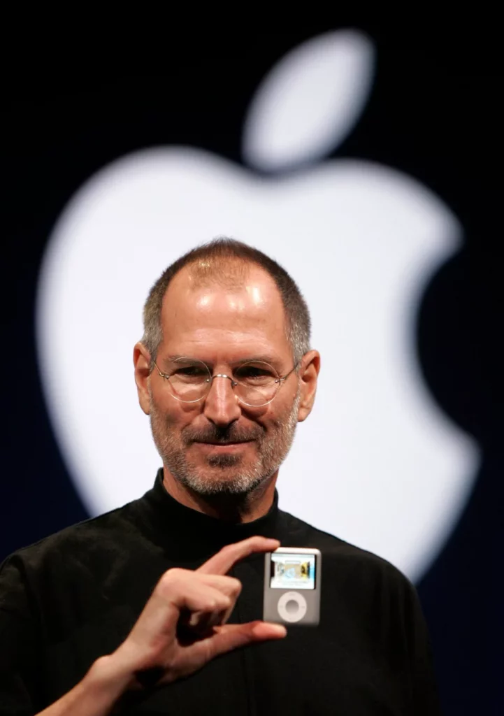 Πέθανε ο κορυφαίος Ιάπωνας σχεδιαστής Issey Miyake - Το μαύρο ζιβάγκο του Steve Jobs