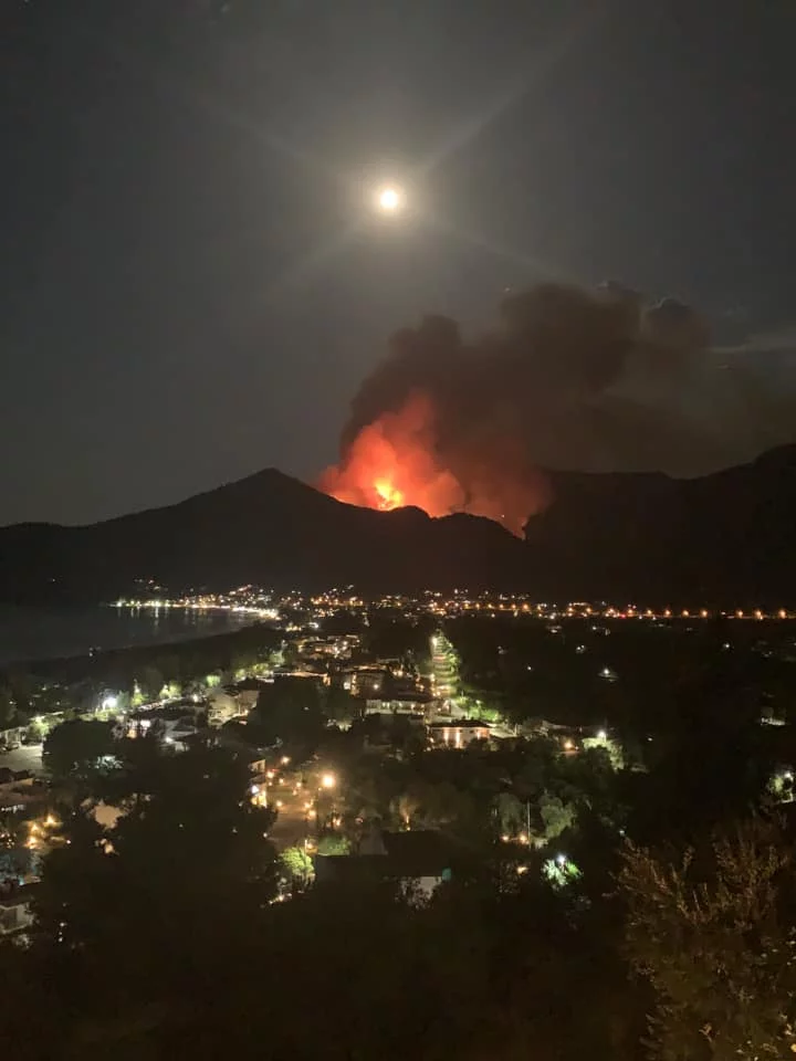 Μεγάλη φωτιά στην Θάσο: Μήνυμα από το 112 για εκκένωση οικισμού - Έχουν κινητοποιηθεί 6 αεροσκάφη και 6 ελικόπτερα