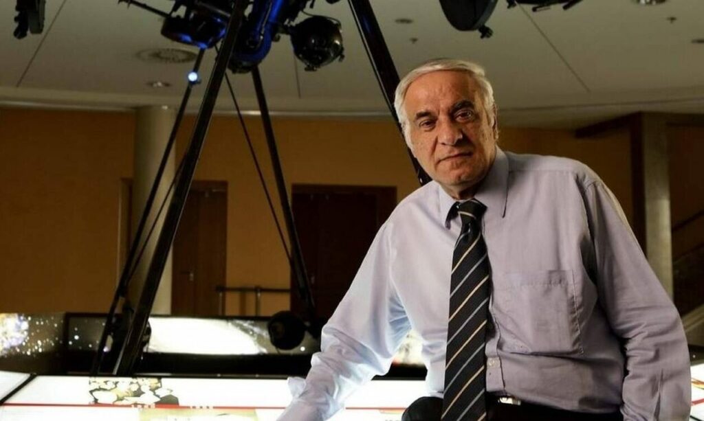 Το Αυγουστιάτικο Φεγγάρι: Ένα επίκαιρο άρθρο του Διονύση Σιμόπουλου