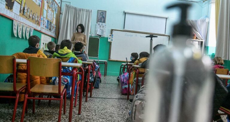 Κορωνοϊός: Το πιθανό σενάριο για το άνοιγμα των σχολείων αντί για μέτρα