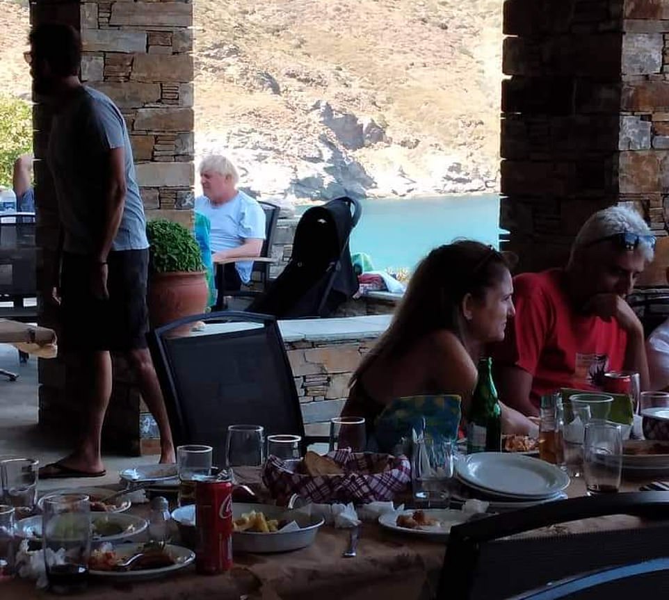 Μπόρις Τζόνσον: Συνεχίζει τις διακοπές του στην Κάρυστο – Οργή στον βρετανικό Τύπο