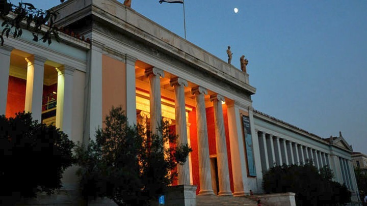 Προκηρύχθηκε από την «Ανάπλαση Αθήνας Α.Ε», ο αρχιτεκτονικός διαγωνισμός για την κατασκευή του νέου, σύγχρονου Αρχαιολογικού Μουσείου Αθηνών. Πρόκειται για ένα έργο οραματικό και μείζονος πολιτιστικής και ιστορικής σημασίας. Φιλοδοξία του Δημάρχου Αθηναίων Κώστα Μπακογιάννη ,είναι το Αρχαιολογικό Μουσείο Αθηνών να αναδειχθεί σε διεθνή πόλο ανάπτυξης επιστημονικών, καλλιτεχνικών και πολιτιστικών δράσεων, οι οποίες αναδεικνύουν τον διαχρονικό μητροπολιτικό ρόλο της Αθήνας από την αρχαιότητα έως σήμερα. Το Μουσείο, θα ενταχθεί στο ιστορικό περιβάλλον της Ακαδημίας Πλάτωνος και η σύνδεση του με τις όμορες περιοχές και τους δημόσιους χώρους, ενώ το κτίριο θα κατασκευαστεί με σύγχρονες μεθόδους εξοικονόμησης ενέργειας και θα είναι προσβάσιμο σε όλους ανεξαιρέτως τους πολίτες . Η εφαρμογή των αρχών του βιοκλιματικού σχεδιασμού του κτιρίου, σε συνδυασμό με την στοχευμένη προσαύξηση του πρασίνου του περιβάλλοντος χώρου θα συμβάλει στην περαιτέρω ενίσχυση της περιβαλλοντικής αναβάθμισης της περιοχής. Επιπρόσθετα, στον σχεδιασμό περιλαμβάνεται και η μεγέθυνση και ο εκσυγχρονισμός των υποδομών του γηπέδου της Ακαδημίας Πλάτωνος. Οι δύο παραπάνω παρεμβάσεις στοχεύουν στην ουσιαστική αναβάθμιση της περιοχής και τη βελτίωση της ποιότητας ζωής και της καθημερινότητας των κατοίκων της περιοχής. Σύμφωνα με τη σχετική ανακοίνωση της «Ανάπλασης Αθήνας Α.Ε», ο διαγωνισμός χαρακτηρίζεται ως σύνθετος ανοικτός διαγωνισμός ιδεών και περιλαμβάνει την πολεοδομική και αρχιτεκτονική μελέτη, καθώς και την μελέτη κυκλοφοριακών ρυθμίσεων, που στόχο θα έχει την ανάπτυξη μιας δημιουργικής σχέση επισκεπτών-εκθεμάτων, με την ανάδειξη του υλικού, της ιστορίας και της ταυτότητας του νέου Μουσείου. Επίσης " πληροί όλα τα αναφερόμενα στην απόφαση κριτήρια, δεδομένου ότι, η υπό μελέτη διαμόρφωση αποτελεί ιδιαίτερη και εξαιρετικής σημασίας, ιστορικά και πολιτιστικά παρέμβαση για την πόλη της Αθήνας, που πλήττεται διαρκώς από την πολυδιάστατη κρίση".