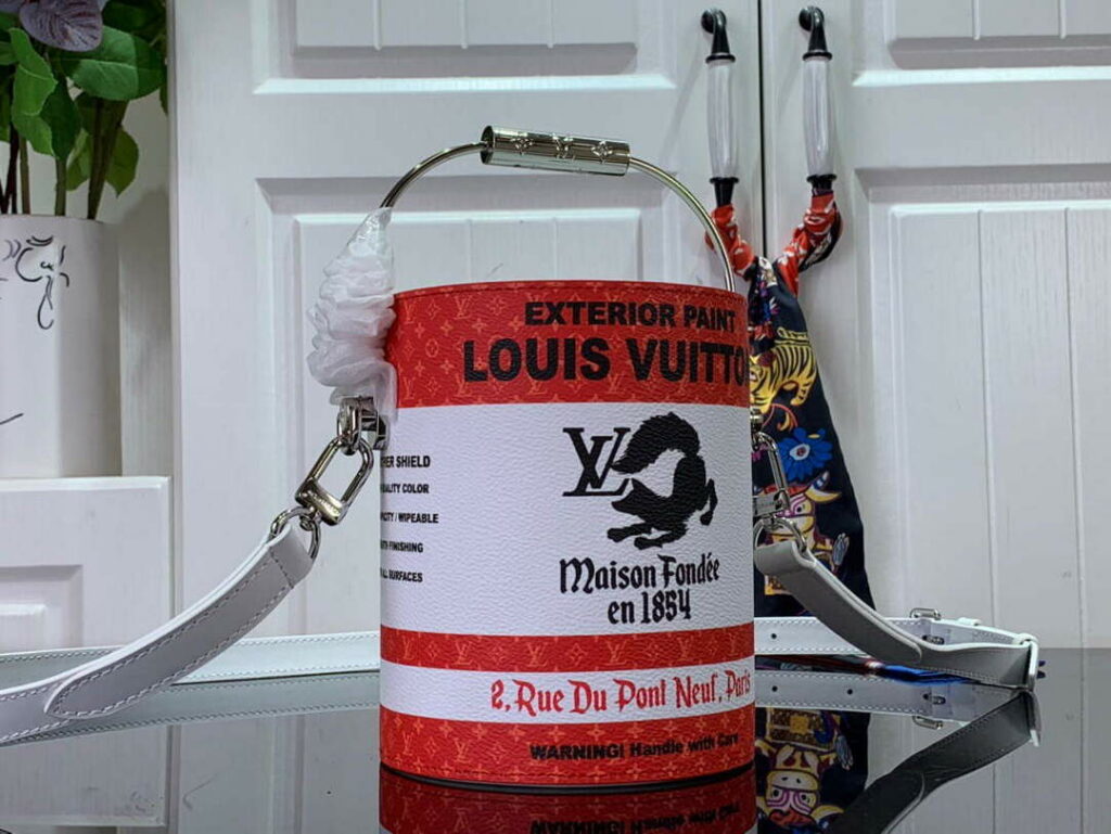 Η θρυλική τσάντα Paint Can της Louis Vuitton κυκλοφορεί σε μια νέα παλέτα χρωμάτων