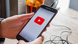 To YouTube εισάγει διαφημίσεις και εκπαιδευτικά βίντεο για τις ψευδείς ειδήσεις