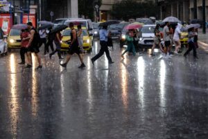 Διακοπή κυκλοφορίας των οχημάτων στnν οδό Αθηνών και Πειραιώς λόγω έντονης βροχόπτωσης