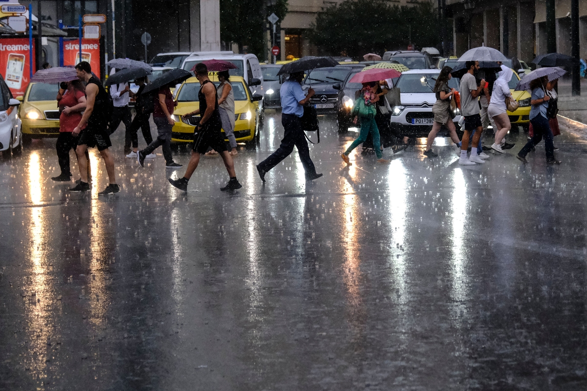 Διακοπή κυκλοφορίας των οχημάτων στnν οδό Αθηνών και Πειραιώς λόγω έντονης βροχόπτωσης