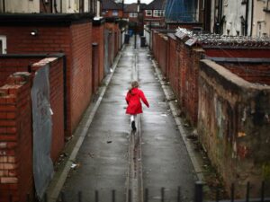 Βρετανία: Τέλος το σιδέρωμα, το καθημερινό ντους, το φαγητό στον φούρνο: εκατομμύρια νοικοκυριά απειλούνται με ενεργειακή φτώχεια