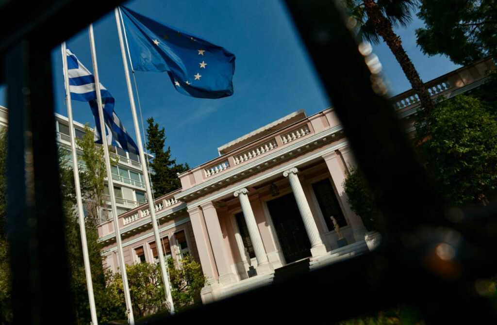 Κουίζ: Ποιον εφοπλιστή - ποδοσφαιρικό παράγοντα αποκαλούν στο Μαξίμου «Μητσάρα»; Τρέχει σε εκδηλώσεις πίσω από τον πρωθυπουργό για να βγάζει φωτογραφίες μαζί του!