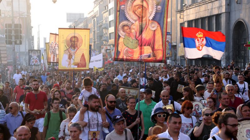 Βελιγράδι: Χιλιάδες στους δρόμους κατά του EuroPride με σταυρούς και εικόνες