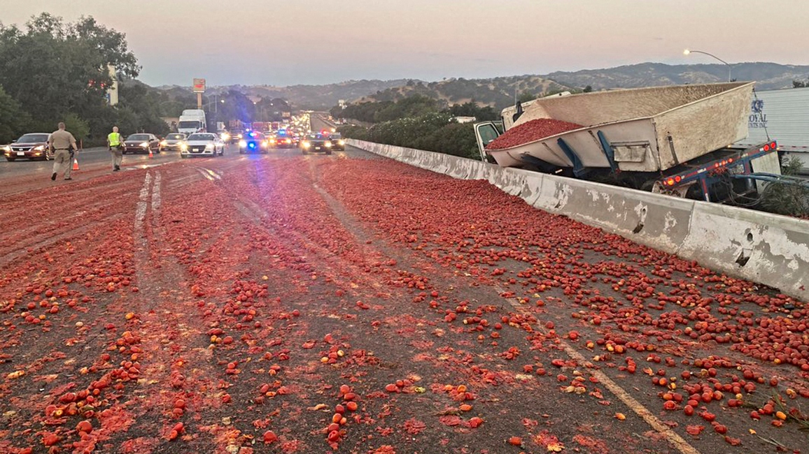Καλιφόρνια: Φορτηγό εξετράπη της πορείας του, έχυσε 150.000 ντομάτες σε αυτοκινητόδρομο και προκάλεσε… χάος