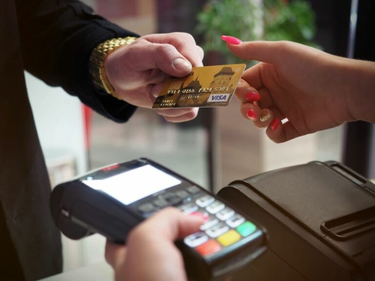 ΑΑΔΕ: Οι αλλαγές στις πληρωμές με κάρτα, στις ταμειακές και στις επιστροφές ΦΠΑ