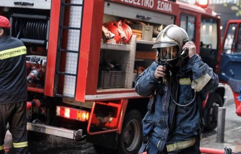 Έκρηξη σε συνεργείο σκαφών στον Άλιμο - Υπό έλεγχο η φωτιά - Τρεις τραυματίες