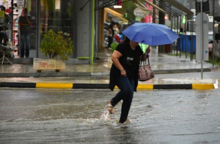 Καιρός: Βροχές, κεραυνοί και καταιγίδες και σήμερα - Εξασθενούν το βράδυ τα φαινόμενα