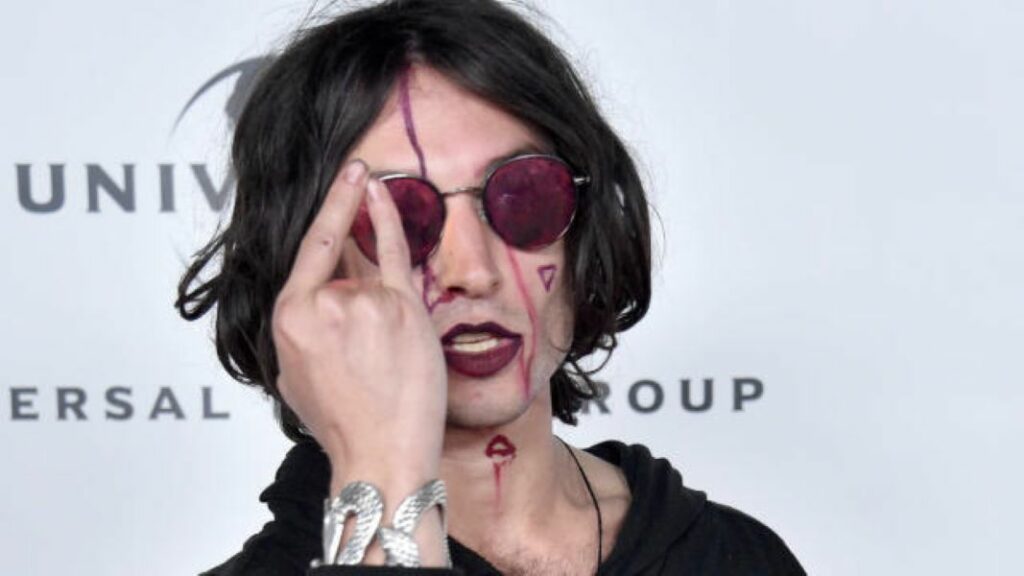 Ezra Miller: Όλο και περισσότερες κατηγορίες για τη διαταραγμένη συμπεριφορά του νομίζει ότι καταδιώκεται από το FBI