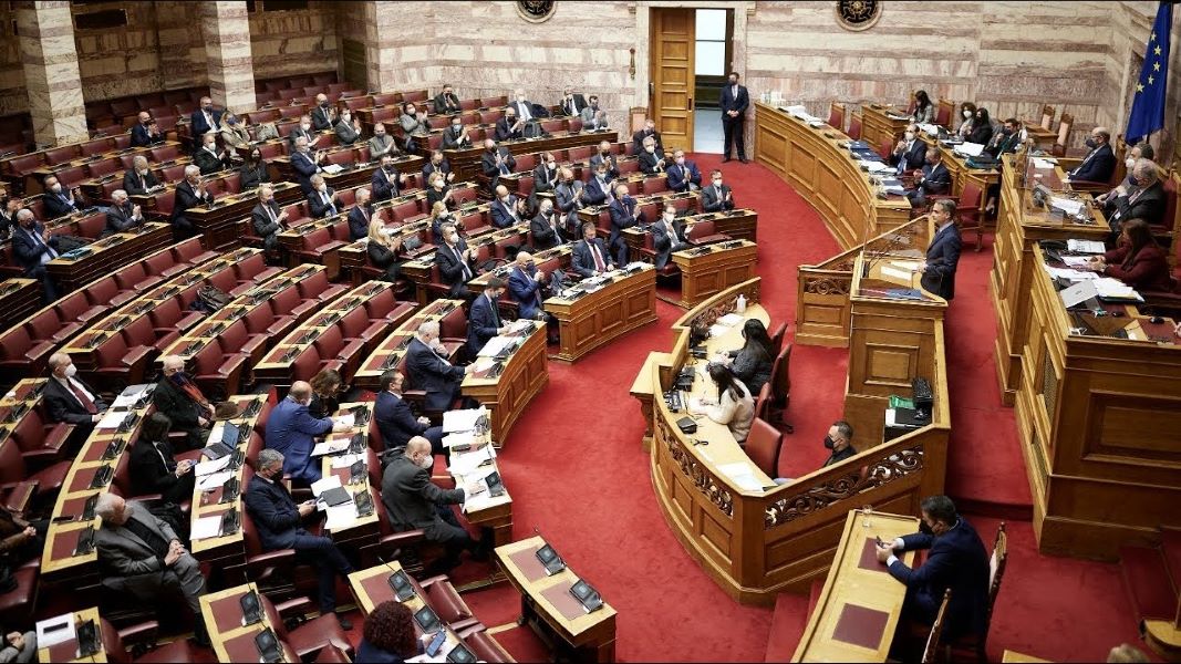 Σήμερα στις 11:00 η «μάχη» των πολιτικών αρχηγών στη Βουλή για τις παρακολουθήσεις